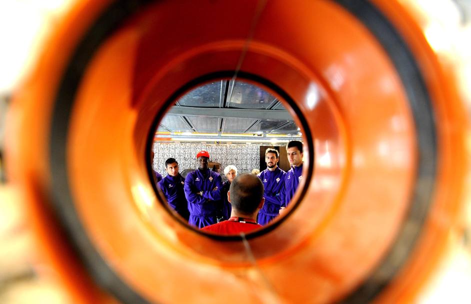 Nel mirino: i giocatori della Fiorentina in visita al Padiglione Save the children a Expo. (Ansa)